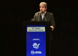 Luis Toto Caputo en atril